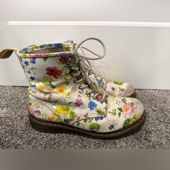 Dr. Martens Shoes - Doc martens women’s Floral Lace-Up Boots size 9